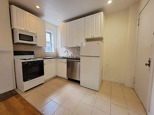 3rd image of 163 E 36th St #4Y