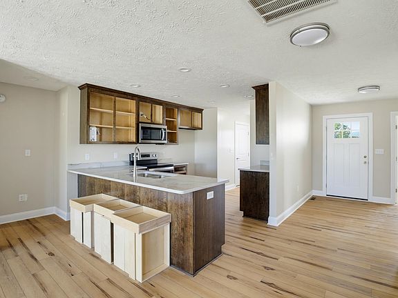 3rd image of 33 Autumn Ridge Dr