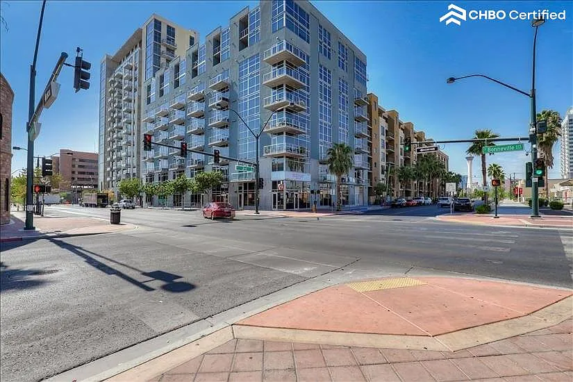 353 E Bonneville Ave — Photo 4