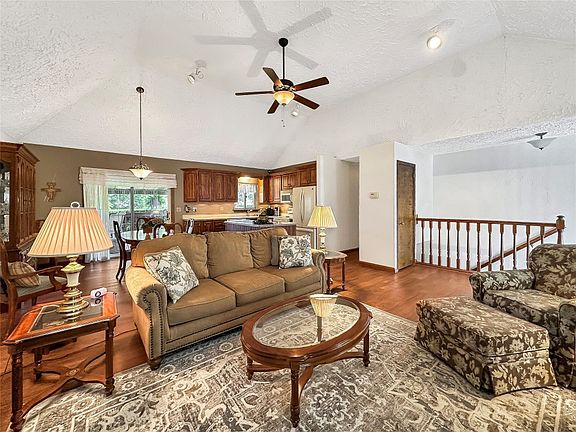 4th image of 3811 Pinelawn Dr