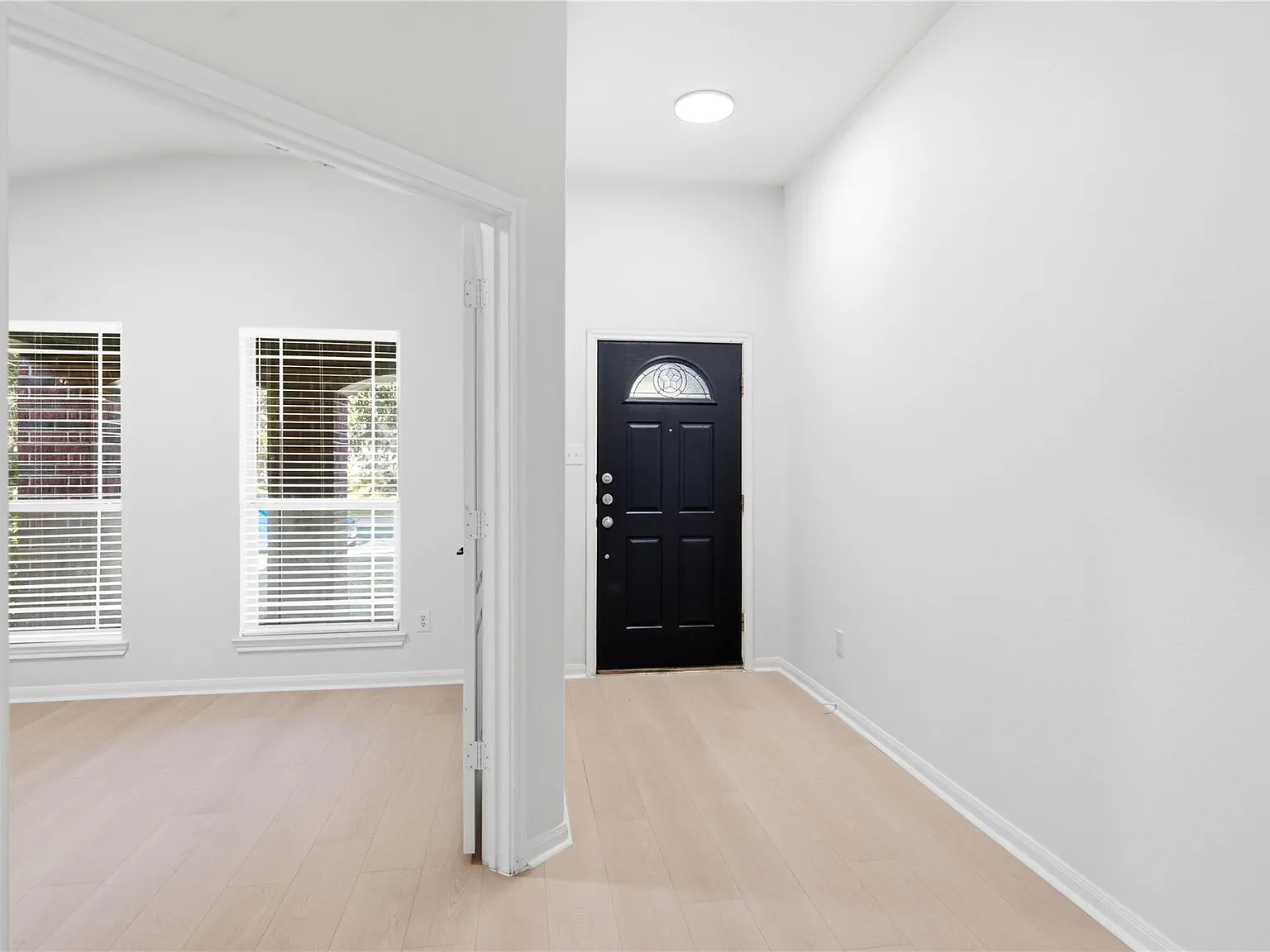 4 bed, 2.0 bath, 2336 sqft, $2,400 — Photo 3