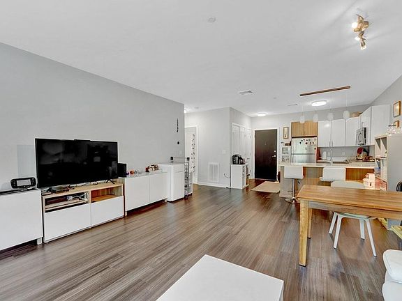 5th image of 999 Hancock St Unit 411
