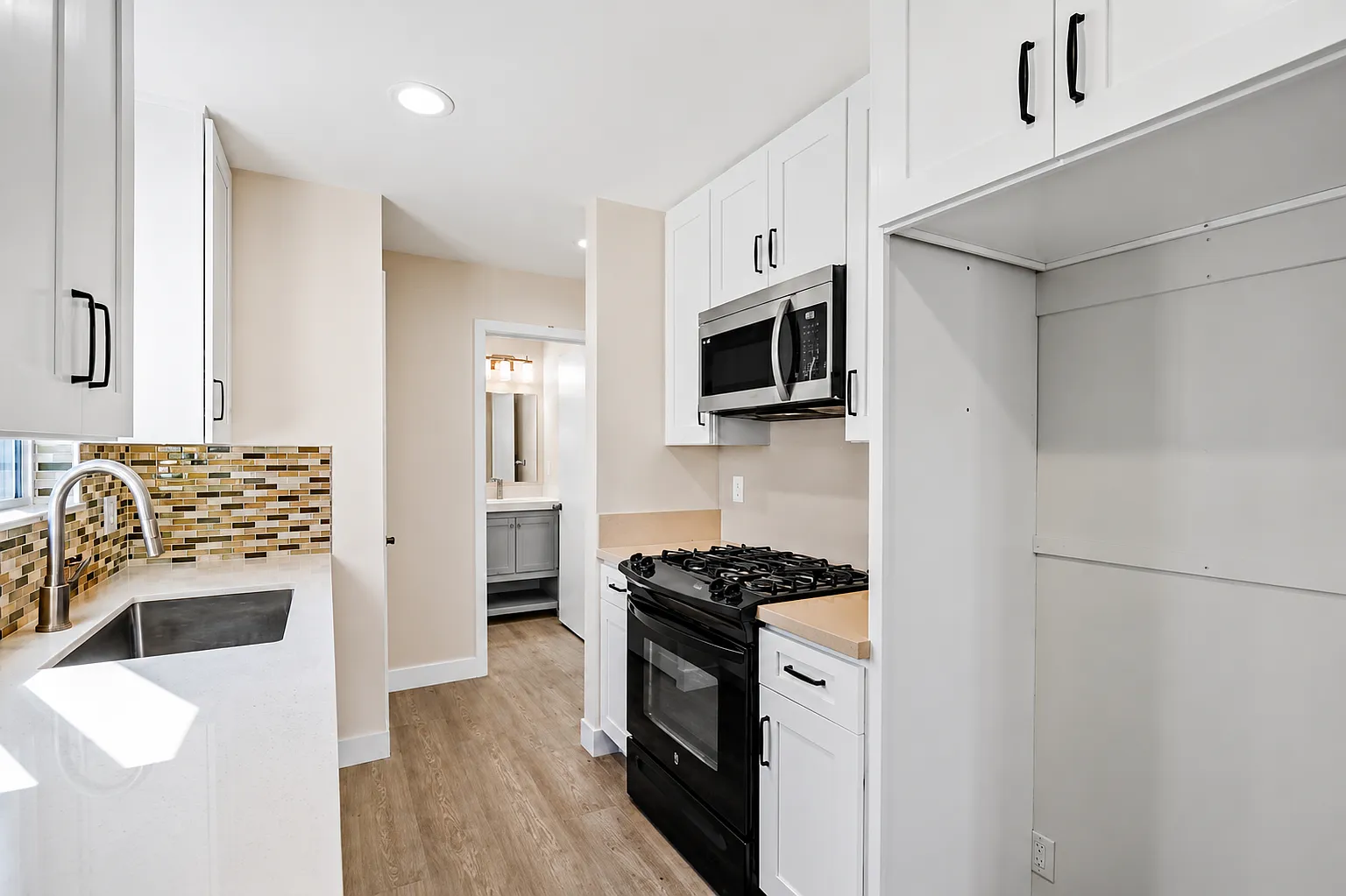 2 bed, 817 sqft, $3,000 — Photo 4