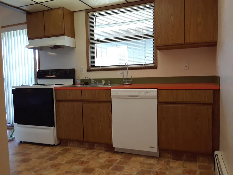 Kitchen w/range, dishwasher, disposal