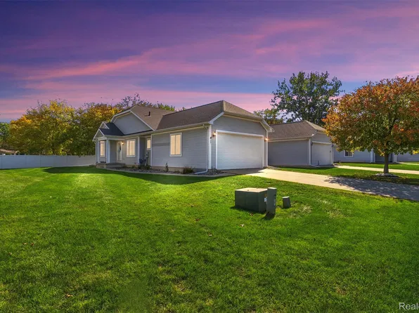 261 Aberdeen Ct, Flushing, MI 48433