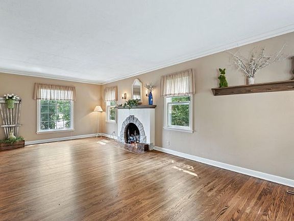 5th image of 935 Parkway Dr E