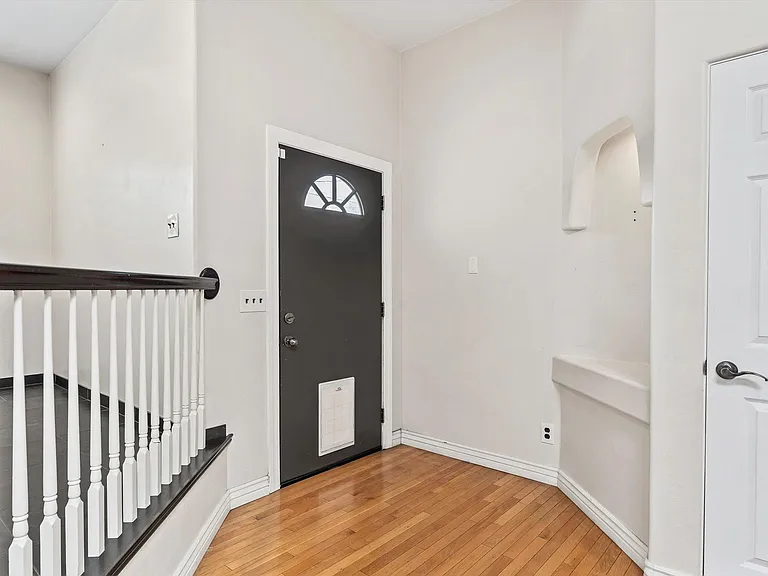 2727 E 6th St — Photo 14