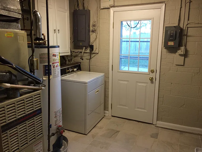 1103 Playford Ln — Photo 17