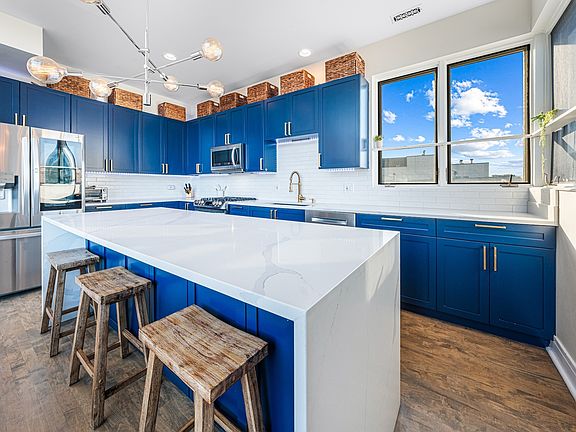 3rd image of 956 N Wood St #Penthouse