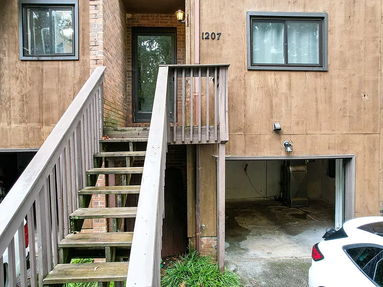 1207 Timbers Ln — Photo 2