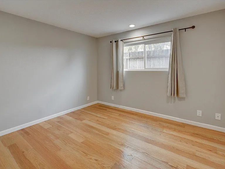 207 Valencia Dr — Photo 18