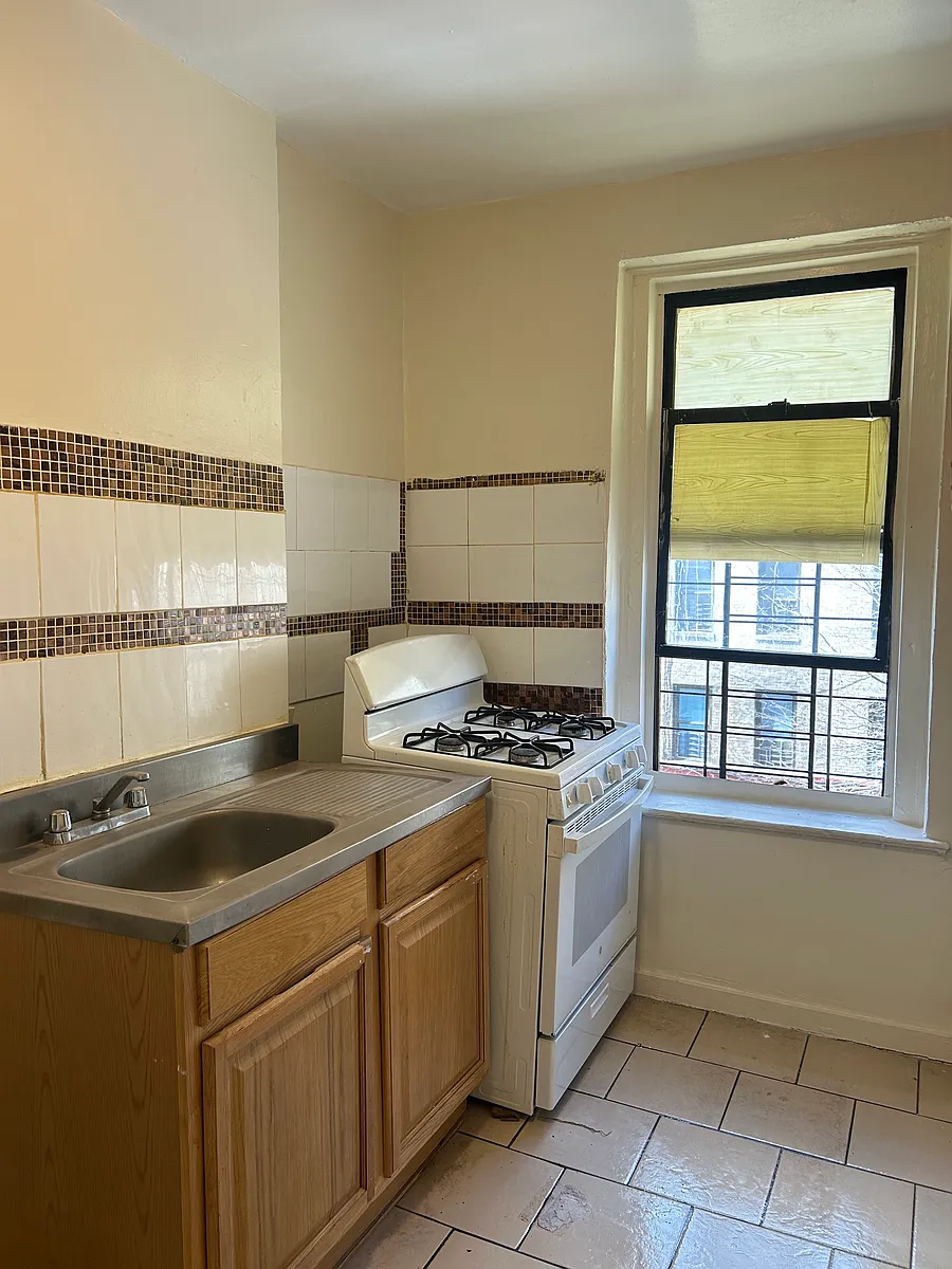 Building Photo - 1136 Stratford Ave #33