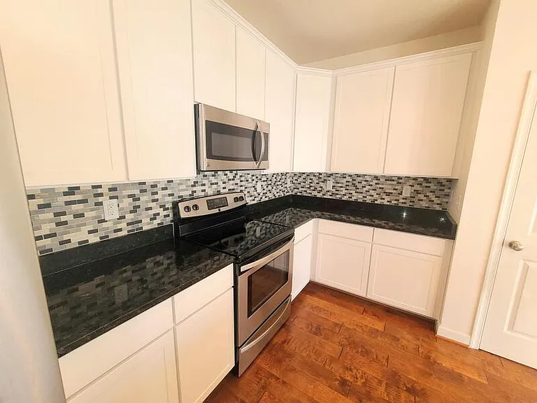 1136 Winsford Ln — Photo 3