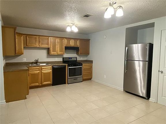 5th image of 157 Hoover Dr