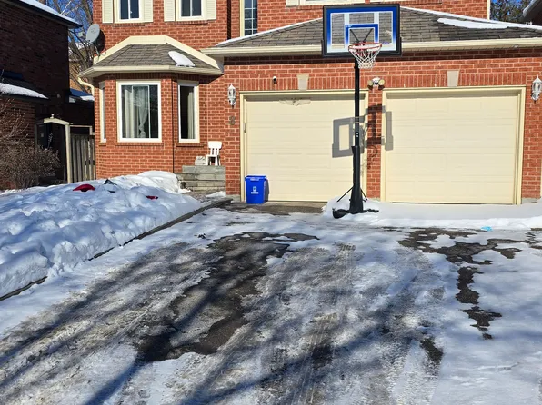 8 Carmichael Dr N, Whitby, ON L1N 9A4