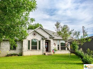 863 Pleasant Acres Dr, Seguin, TX 78155