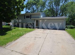 155 Berkshire Dr, Crystal Lake, IL 60014