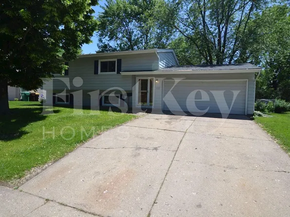 155 Berkshire Dr, Crystal Lake, IL 60014
