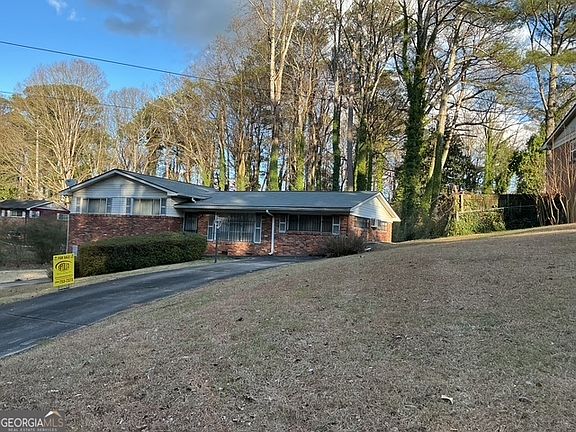 4th image of 2366 Country Club Dr SW