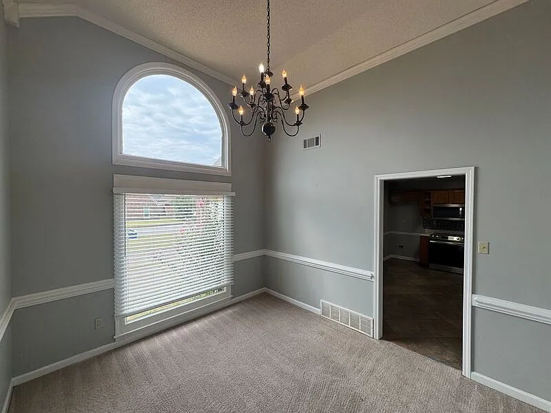 3 bed, 2.0 bath, 2070 sqft, $2,000 — Photo 2