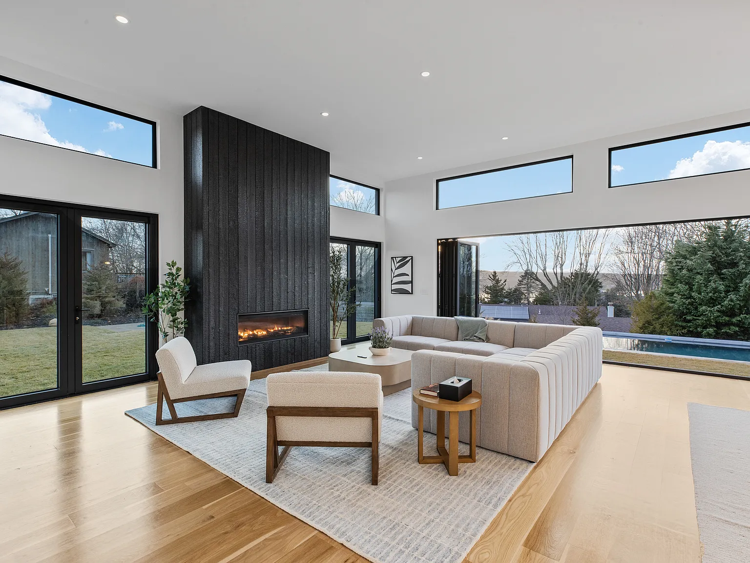 Exquisite Retreat with Infinity Pool Moments from Montauk Town — Photo 4