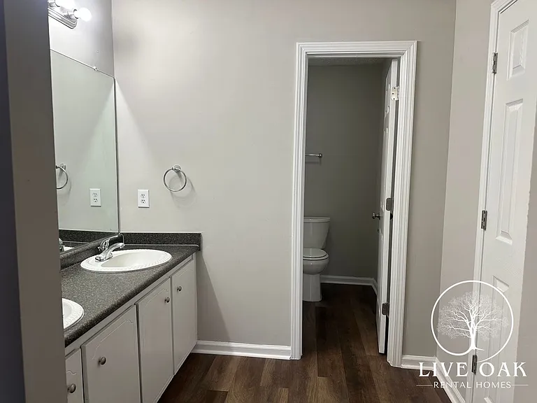 2323 Rowe St — Photo 8