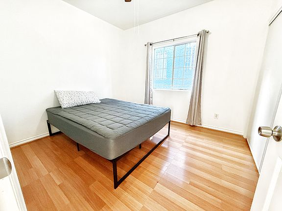 2nd image of 2536 Malabar St #1/2