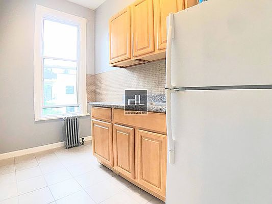 5th image of 253 Woodbine St #2