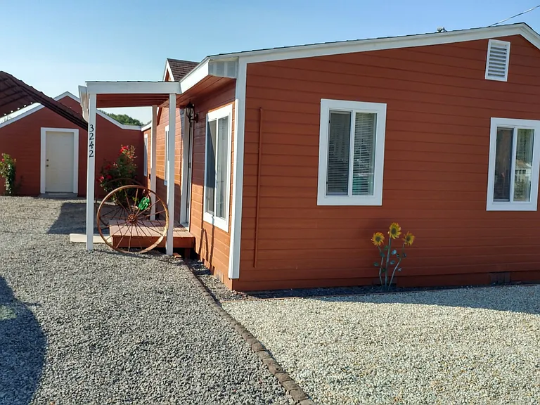 3242 Hilyard Ave — Photo 2