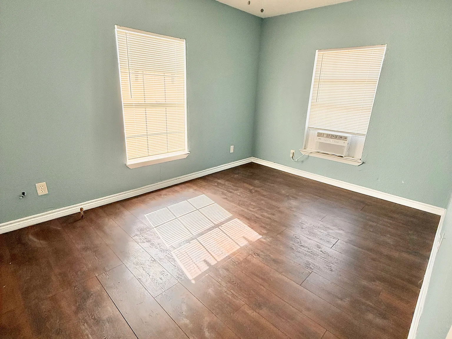 3 bed, 914 sqft, $1,300 — Photo 3