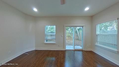 4th image of 422 10th Ave S