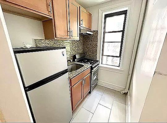 4th image of 338 E 70th St #5F