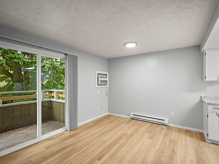 River Court Apartments - Updated Units With A View! — Photo 16