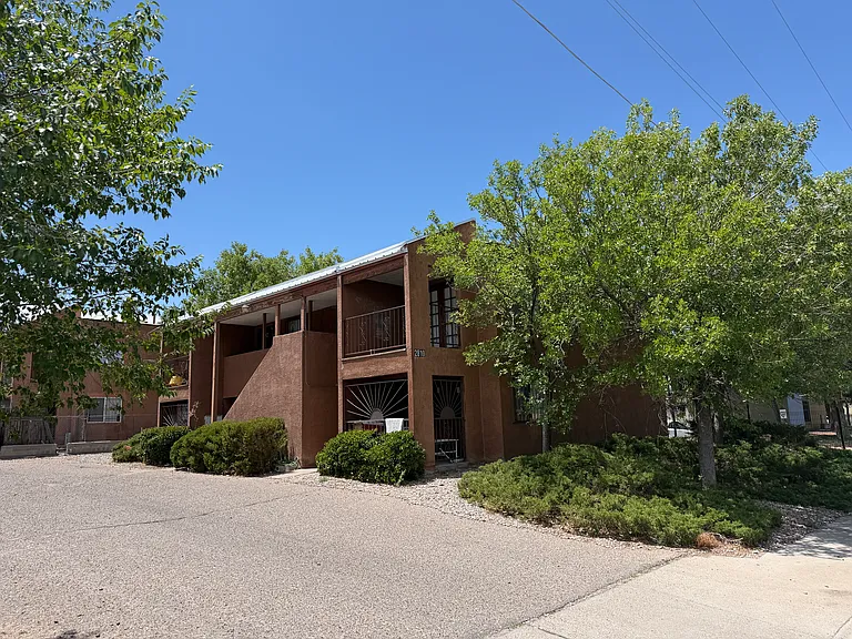 Quality 2 Bed / 1 Bath Apts - Close to I-25, UNM, and KAFB — Photo 58