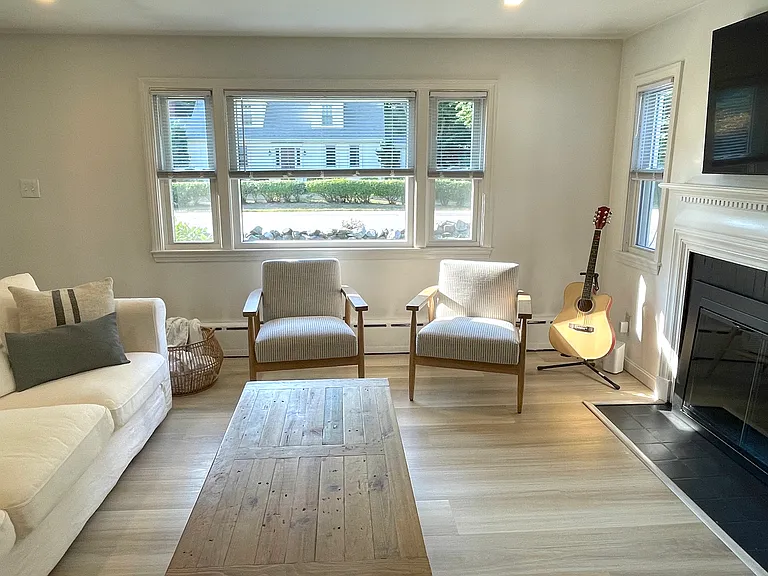 370 Wallis Rd — Photo 11