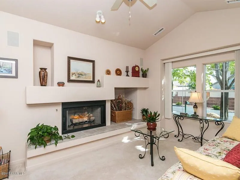 3 bed, 2.5 bath, 1628 sqft, $2,400 — Photo 3