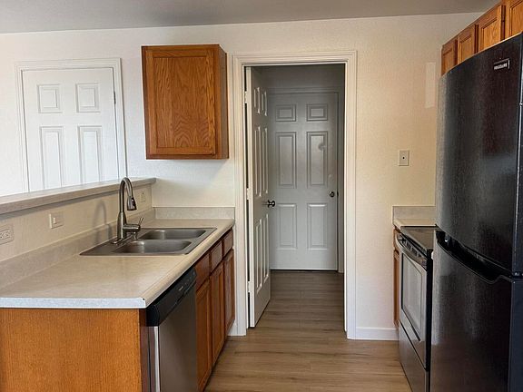 5th image of 3954 Village Dr