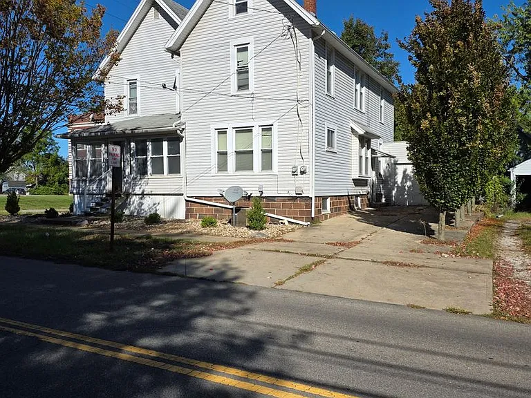 200 E Walnut St — Photo 1