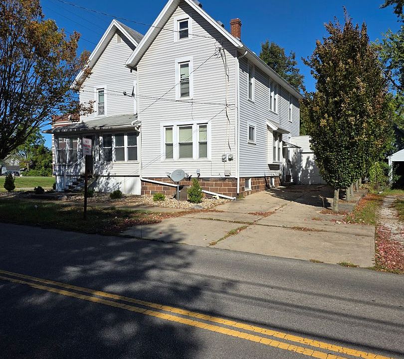 1st image of 200 E Walnut St #202