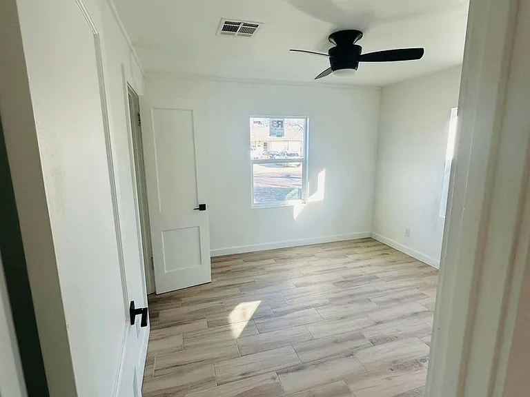 820 Iowa St — Photo 6