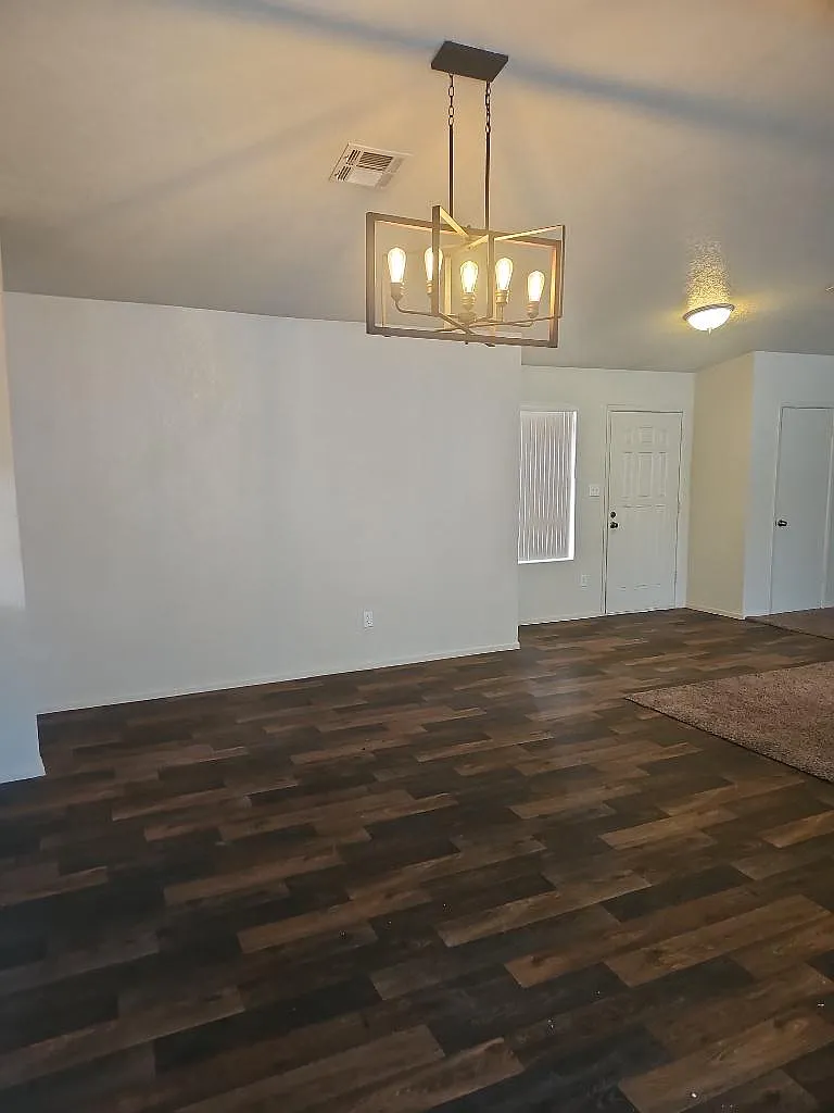 4 bed, 1960 sqft, $1,600 — Photo 4