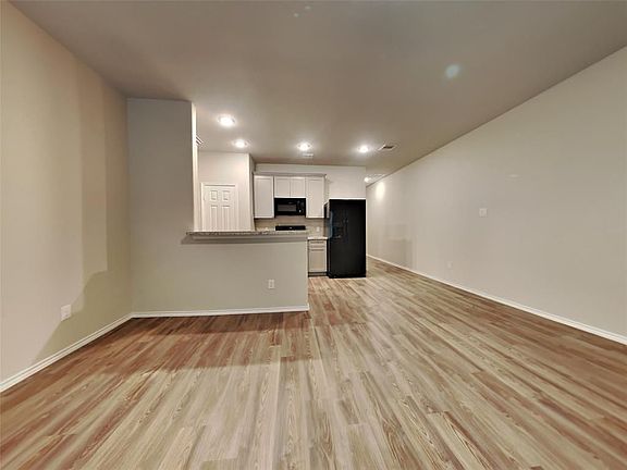 2nd image of 415 E Avenue G #415