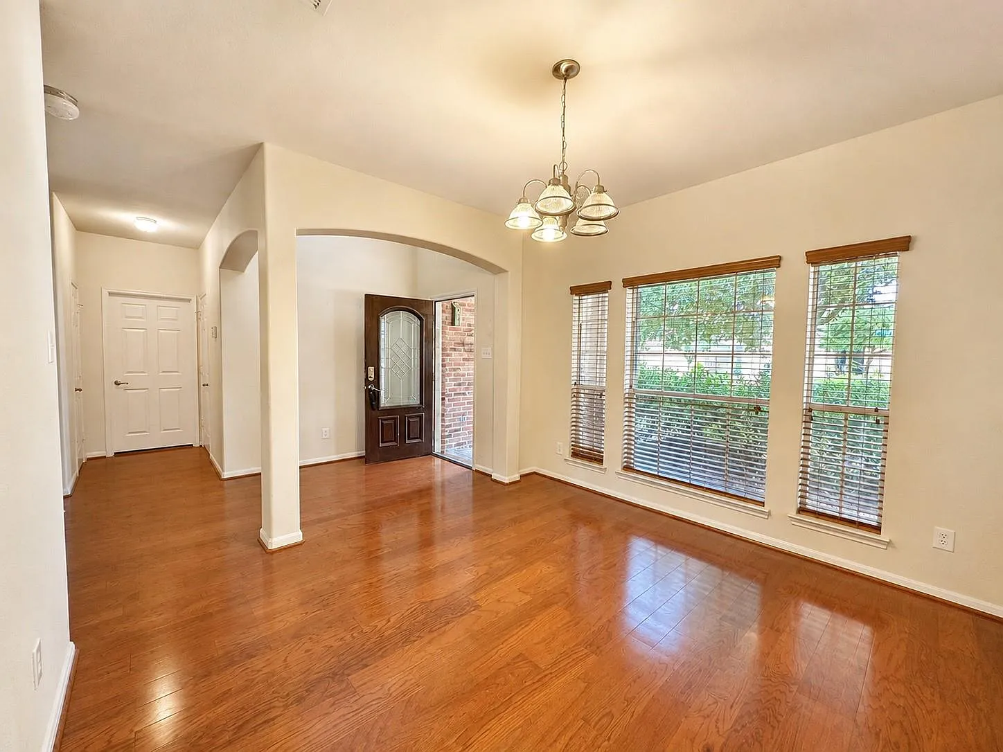 4 bed, 2.5 bath, 2285 sqft, $2,499 — Photo 4