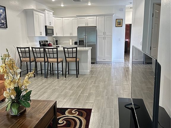 4th image of 405 W 12th St