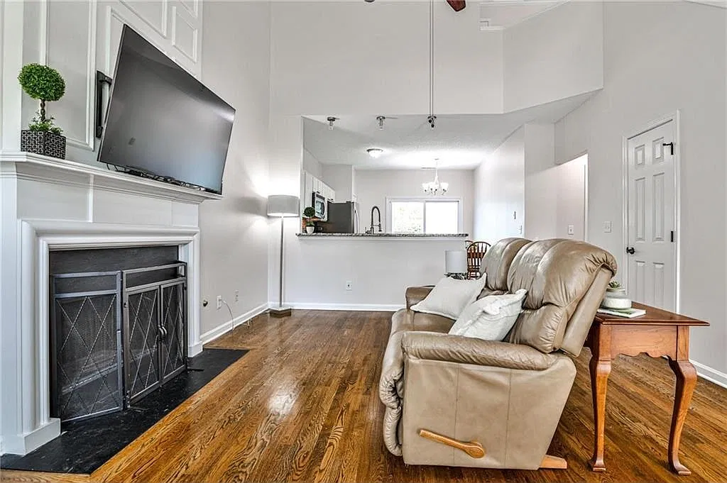 3 bed, 3.0 bath, 1362 sqft, $1,684 — Photo 2