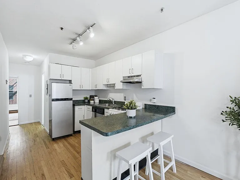 509 Monroe St #3L — Photo 5