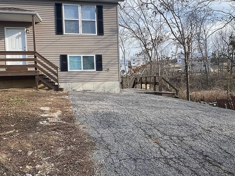 602 Bristol Ct — Photo 2