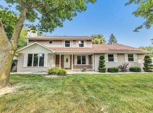2719 Woodland Hills Ct, Green Bay, WI 54311