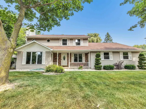 2719 Woodland Hills Ct, Green Bay, WI 54311