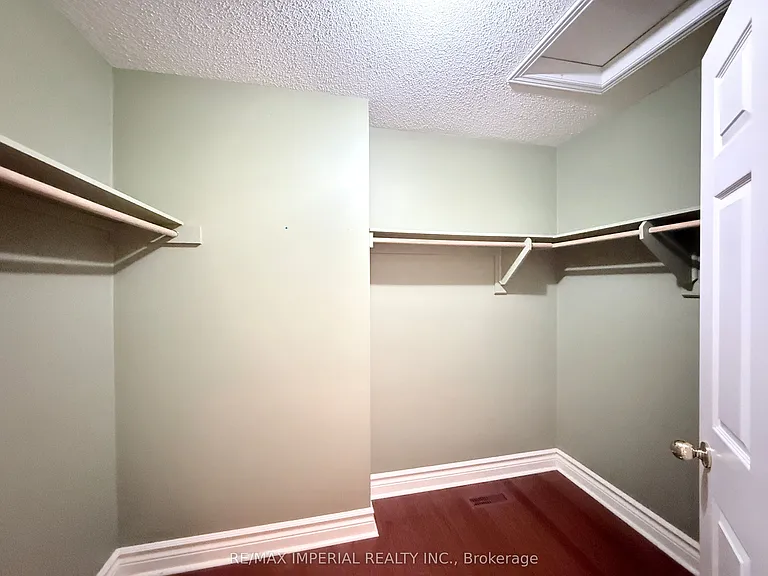 5735 Tayside Cres — Photo 10